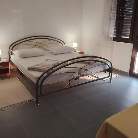 Zorin House Δωμάτια σε οικογενειακή κατοικία Jezera