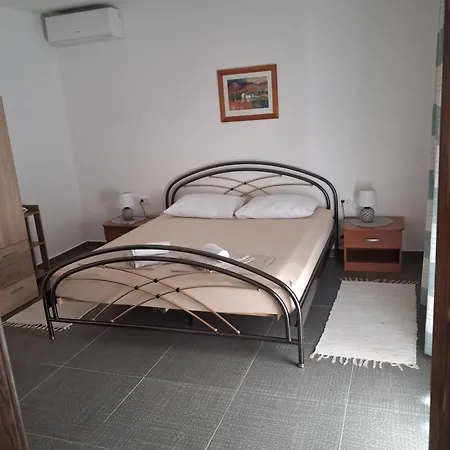 Δωμάτια σε οικογενειακή κατοικία Zorin House Jezera